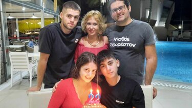 Το πτυχίο αποτελεί... οικογενειακή υπόθεση! Μπαμπάς, μαμά, κόρη και γιος, όλοι φοιτητές!