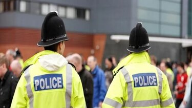 Βρετανία: Δύο γυναίκες κατηγορούνται για τρομοκρατία επειδή φορούσαν αυτοκόλλητα με σύμβολα της Χαμάς