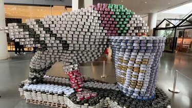 Γιγάντια γλυπτά από κονσέρβες προσφέρουν λύσεις για τους πεινασμένους Νεοϋορκέζους