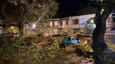 "Πνίγεται" η χώρα: Αποκλεισμένα χωριά, εκκενώσεις οικισμών 