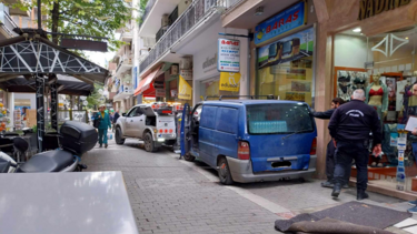Όχημα… άνοιξε τρύπα σε κεντρικό πεζόδρομο στη Λάρισα