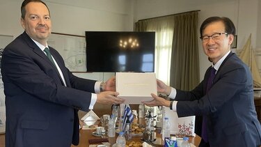 Συνεργασία Κρήτης - Νότιας Κορέας με φόντο το λιμάνι του Ηρακλείου