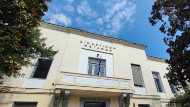  Της ζήτησαν να αφήσει χρήματα και κοσμήματα στα σκουπίδια και μπέρδεψαν τους κάδους…