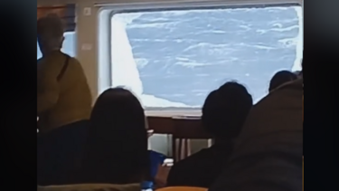 Θρίλερ σε πλοίο - "Μάχη" για να δέσει στο λιμάνι, τα κύματα έσπασαν τζάμια!