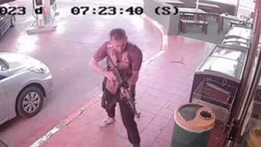 Καρέ καρέ η επιδρομή της Χαμάς σε πρατήριο καυσίμων – Τι λέει ο ιδιοκτήτης