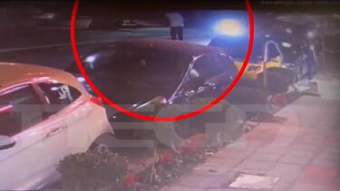 Βόλος: Η μοιραία στιγμή που η μηχανή παρασέρνει τον παππού με το βρέφος - Δείτε βίντεο