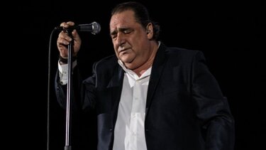 Βασίλης Καρράς: "Τώρα χαμηλώστε τα φώτα" – Η σκληρή, αλλά λαμπερή ζωή του αγαπημένου τραγουδιστή