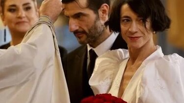 Το ανατρεπτικό μπλε φόρεμα της Τοπαλίδου στην δεξίωση του γάμου της με τον Κουρή & η ευχή της Καρύδη