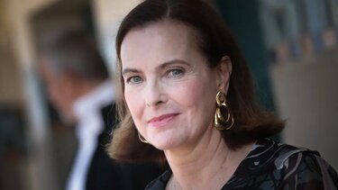 Στο πλευρό του Ντεπαρντιέ και η ηθοποιός Καρόλ Μπουκέ, μετά τον Μακρόν