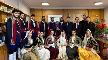 Κρητικά και ποντιακά κάλαντα έψαλαν στον Λ. Αυγενάκη