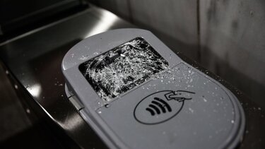 Φθορές από αγνώστους στο μετρό Ομόνοιας μετά την πορεία για τα 15 χρόνια από τον θάνατο του Α. Γρηγορόπουλου