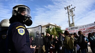 Σύνοδος Πρυτάνεων στο Καβούρι: Διαμαρτυρία φοιτητών για τα ιδιωτικά πανεπιστήμια