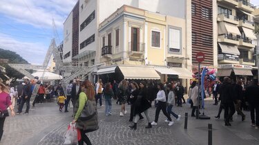 Ηράκλειο: Γιορτινό κλίμα και πλήθος κόσμου στην αγορά - Βίντεο και φωτογραφίες