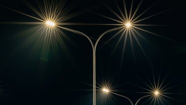 Στο σκοτάδι παραμένει ο κεντρικός δρόμος του Αγίου Μύρωνα