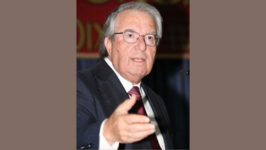 Μπαμπινιώτης για τεχνητή νοημοσύνη: "Μπορεί να μειώσει τη σχέση μας με τη γλώσσα και τη σκέψη"