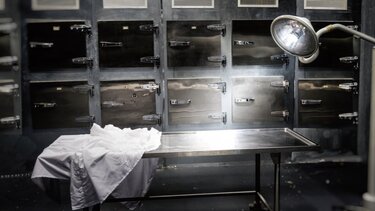 Έρευνα του Εσωτερικών Υποθέσεων για δωροδοκίες στη Θεσσαλονίκη: Εμπλέκονται νεκροτόμοι και ιατροδικαστές - Δυο συλλήψεις