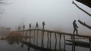  Ινδία: Η πυκνή ομίχλη έχει «παραλύσει» τις πτήσεις και τα δρομολόγια τρένων στο Νέο Δελχί