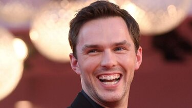 Ο Νίκολας Χολτ στο μουσικό βίντεο του «Mess It Up» των Rolling Stones