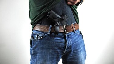 Ο οικοδεσπότης χτύπησε και πυροβόλησε τον καλεσμένο του