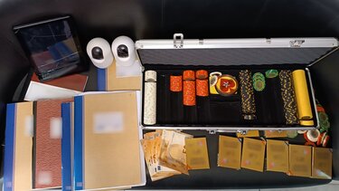 Έπαιζαν παράνομα πόκερ σε αποθήκη – 10 συλλήψεις