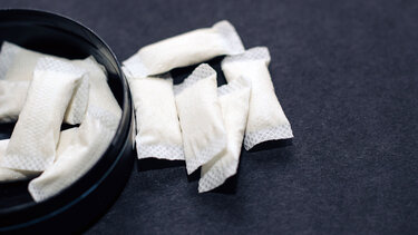 Ο Νίκος Τζανάκης εξηγεί τι είναι τα στικάκια που έστειλαν μαθητές στο νοσοκομείο