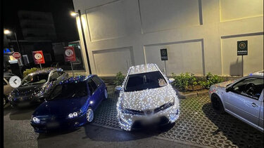 Στόλισαν με λαμπιόνια τα αυτοκίνητά τους και έδωσαν γιορταστικό "χρώμα" στη νύχτα