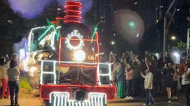 Ατμοκίνητο τρένο στο πνεύμα των Χριστουγέννων