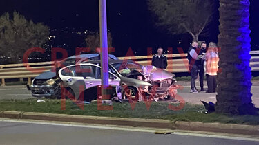 Σφοδρή σύγκρουση δύο ΙΧ στην παραλιακή - Ένας τραυματίας