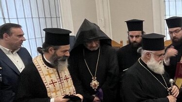 Ποιος ήταν ο ιερωμένος με την... κουκούλα που έκλεψε την παράσταση στις κοπές της πίτας;