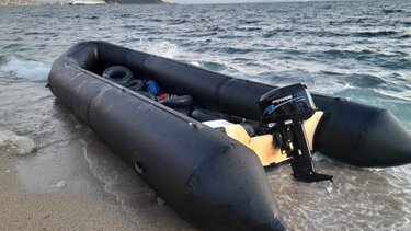 Λέσβος: Παρά τη φουρτούνα, βάρκα με μετανάστες – πρόσφυγες βγήκε στην Βαρειά