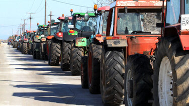 Σύσκεψη αγροτών για τη συνάντηση με Μητσοτάκη - Μπλόκα στον Τύρναβο