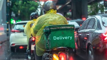 Πάτρα: Οδηγός μηχανής τραυματίστηκε μετά από τροχαίο με διανομέα - Έχασε τον έλεγχο και έπεσε σε σταθμευμένο όχημα