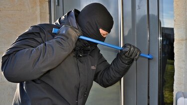 Διαρρήκτες έτρωγαν και έπιναν στα σπίτια που έκλεβαν 