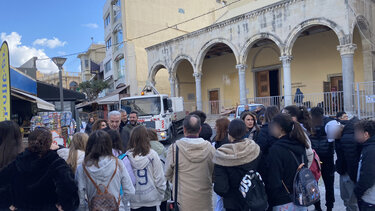 Η ιδιαίτερη συνάντηση των μαθητών με τον Δήμαρχο Αλέξη Καλοκαιρινό στο κέντρο του Ηρακλείου