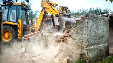 Η κατεδάφιση, η απαλλοτρίωση, η μήνυση και η... σύλληψη!
