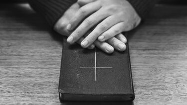 Πώς αποκαλύφθηκε το σκάνδαλο στην Καθολική Εκκλησία Ελλάδος - Η εμπλοκή του Κρητικού ιερέα