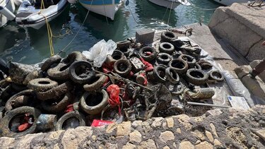Λάστιχα, τούβλα, πάσης φύσεως σκουπίδια και ογκώδη αντικείμενα έβγαλαν από τη θάλασσα!