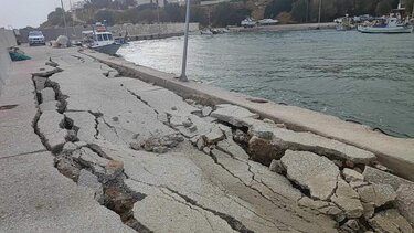 Οι ισχυροί νοτιάδες κατέστρεψαν το λιμάνι του Μακρύ Γιαλού!