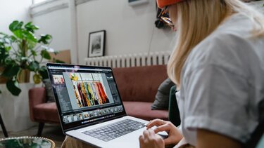 "Έκαναν" τις φωτογραφίες των συμμαθητριών τους ... άσεμνες και τις κοινοποιούσαν!