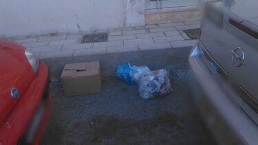Πετάνε τα σκουπίδια όπου βρουν γιατί... δεν υπάρχουν κάδοι- Δείτε φωτογραφίες