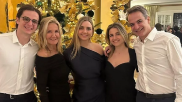 Η οικογενειακή φωτογραφία και οι ευχές του Kυριάκου Μητσοτάκη