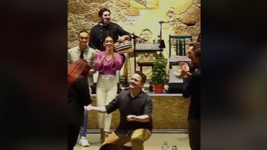 Ο λυράρης κατέβηκε από το πάλκο κι... έκανε πρόταση γάμου! Δείτε το βίντεο