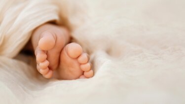 Βρέφος με εγκαύματα στη Λάρισα: Έπαθε ανακοπή και το επανέφεραν οι γιατροί - Παραμένει σε κρίσιμη κατάσταση