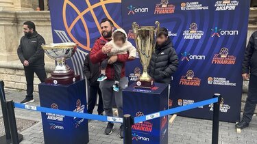 Σέλφι με τα κύπελλα