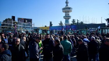 Επιμένουν οι αγρότες, παραμένουν τα τρακτέρ στη ΔΕΘ 
