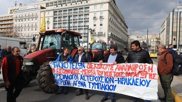 Στον... κλοιό των τρακτέρ η πλατεία Συντάγματος - Βίντεο και φωτογραφίες