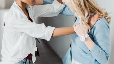 Σε σοκ η δικηγόρος: «Ούρλιαζε ότι θα την σκοτώσει και την χτυπούσε με γροθιές στο κεφάλι η γιατρός»