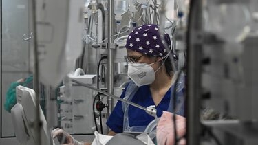 Κορωνοϊός: αυξήθηκαν οι νοσηλείες - Στους 21 οι θάνατοι