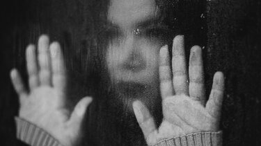 Καταγγελία για ενδοοικογενειακή βία και για άλλο γνωστό δικηγόρο