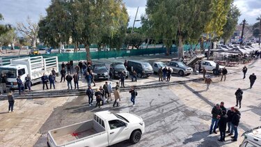 Με τα φορτηγά και τις κυψέλες τους στην πλατεία Ελευθερίας, οι μελισσοκόμοι!